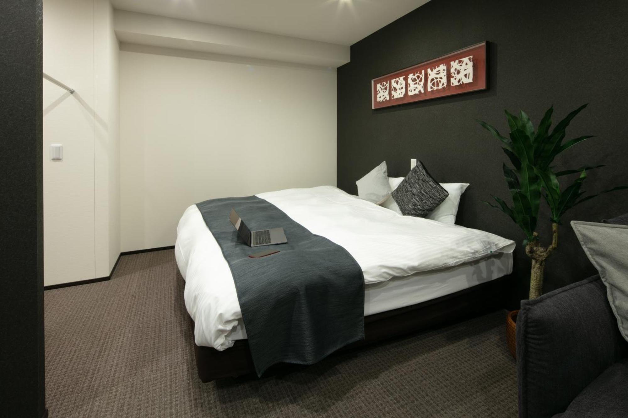 Randor Hotel Sapporo Suites Zimmer foto A room at the hotel
