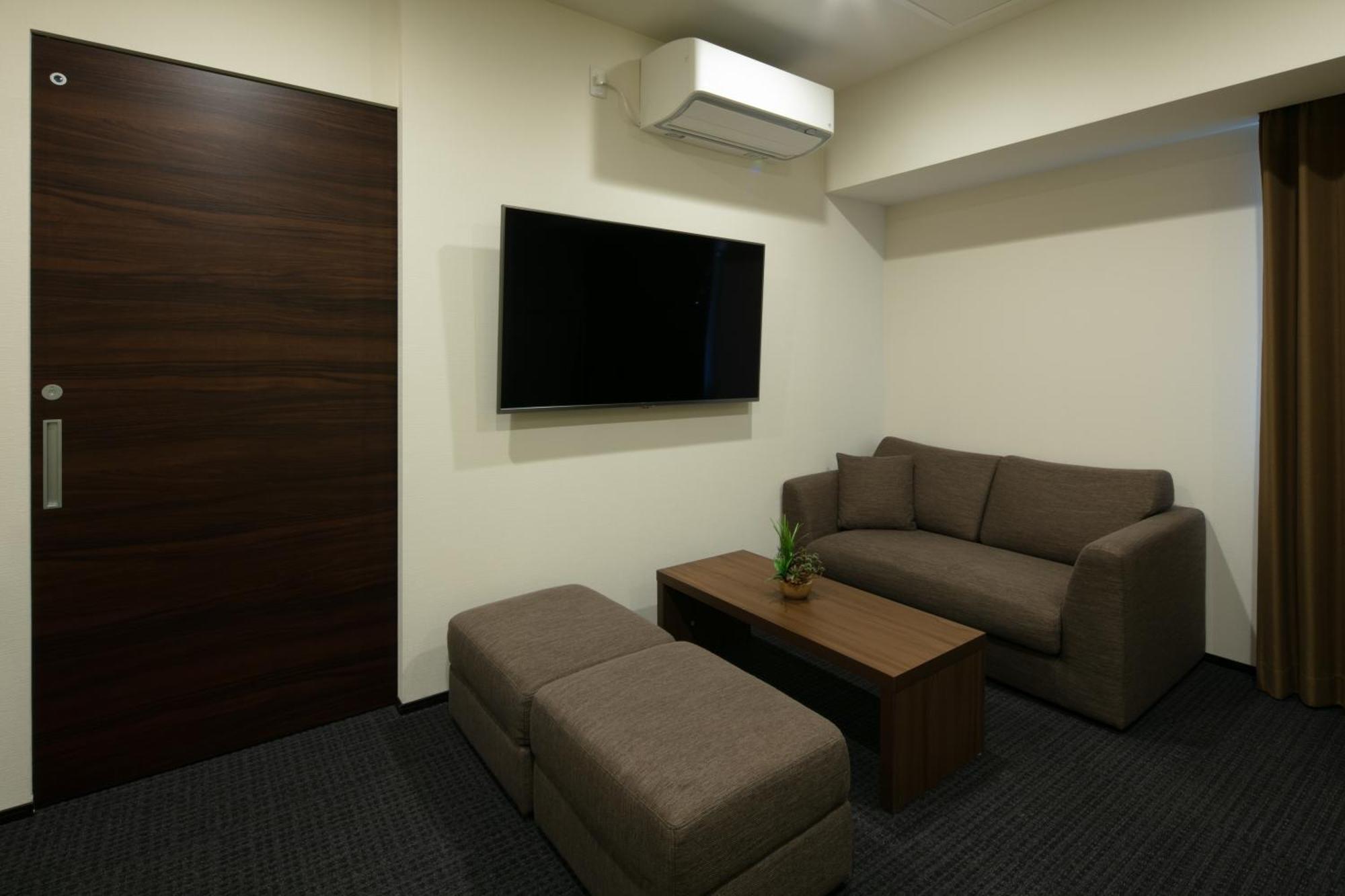 Randor Hotel Sapporo Suites Zimmer foto A room at the station