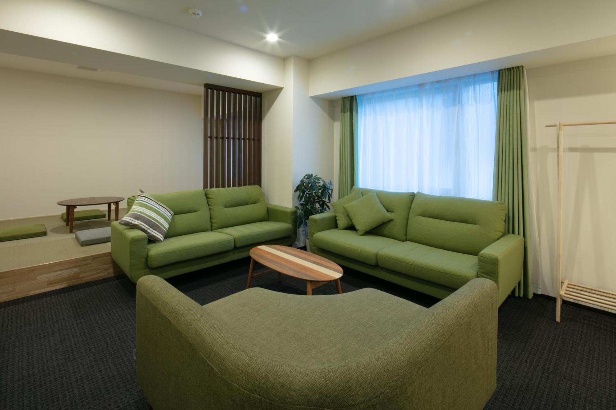 Randor Hotel Sapporo Suites Zimmer foto A living room in a typical Japanese apartment